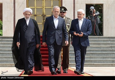 محمدرضا عارف، معاون اول رییس جمهور، مسعود پزشکیان، رییس جمهور و محسن قمی، معاون ارتباطات بین الملل دفتر رهبری در مراسم بدرقه رییس جمهور به کشور آذربایجان