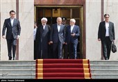 محمدرضا عارف، معاون اول رییس جمهور، مسعود پزشکیان، رییس جمهور و محسن قمی، معاون ارتباطات بین الملل دفتر رهبری در مراسم بدرقه رییس جمهور به کشور آذربایجان
