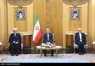 محمدرضا عارف، معاون اول رییس جمهور، مسعود پزشکیان، رییس جمهور و محسن قمی، معاون ارتباطات بین الملل دفتر رهبری در مراسم بدرقه رییس جمهور به کشور آذربایجان