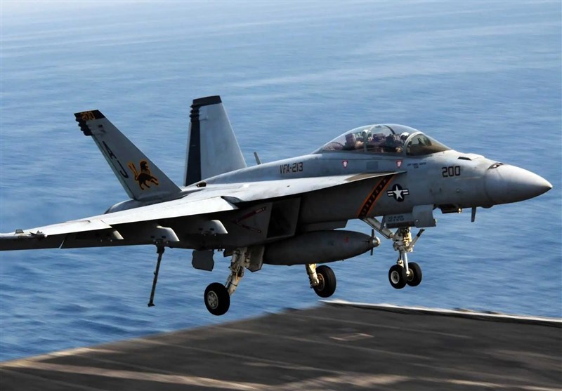 החות&apos;ים הפילו מטוס קרב אמריקני: F-18 שקע לים האדום לאחר תמרון חירום