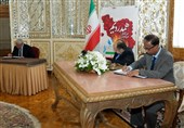 سفرای خارجی دفتر یادبود حادثه بندر شهید رجائی را امضا کردند