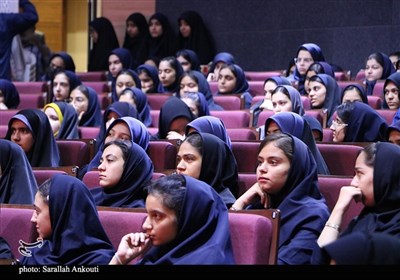 نشست صمیمی استاندار کرمان با دانش آموزان دختر 