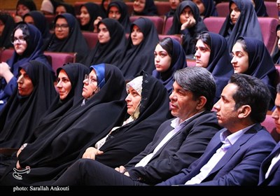 نشست صمیمی استاندار کرمان با دانش آموزان دختر تصویر