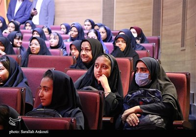 نشست صمیمی استاندار کرمان با دانش آموزان دختر 