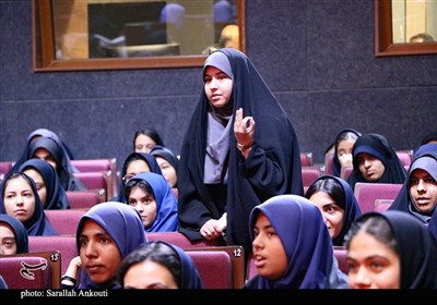 نشست صمیمی استاندار کرمان با دانش آموزان دختر 