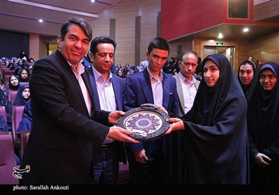 نشست صمیمی استاندار کرمان با دانش آموزان دختر 