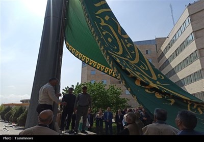 اهتزاز پرچم مطهر حرم رضوی در استانداری خراسان شمالی