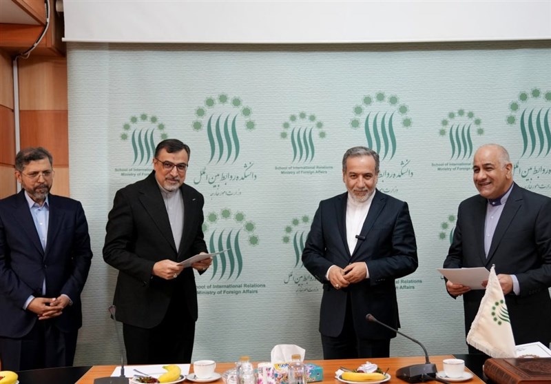 وزیر الخارجیة الإیرانی یحضر مراسم یوم المعلم فی کلیة العلاقات الدولیة