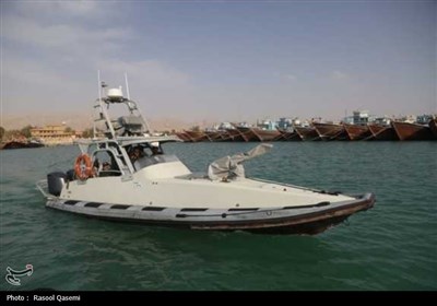 اهتزاز پرچم حرم رضوی به دست خدام در سواحل خلیج فارس بوشهر