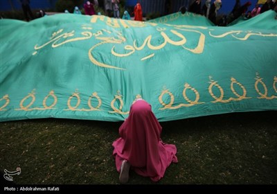 مراسم اهتزاز پرچم رضوی بر فراز همدان