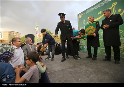 مراسم اهتزاز پرچم رضوی بر فراز همدان