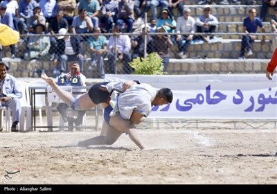 رقابت‌های کشتی با چوخه در بجنورد