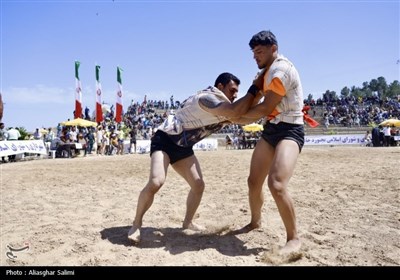 رقابت‌های کشتی با چوخه در بجنورد