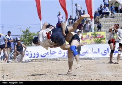 رقابت‌های کشتی با چوخه در بجنورد