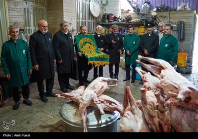 مهمان نوازی در دهه کرامت؛ توزیع 2500 پرس غذا و تبرک پرچم حرم رضوی
