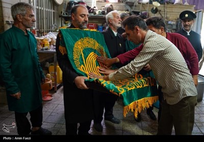 مهمان نوازی در دهه کرامت؛ توزیع 2500 پرس غذا و تبرک پرچم حرم رضوی