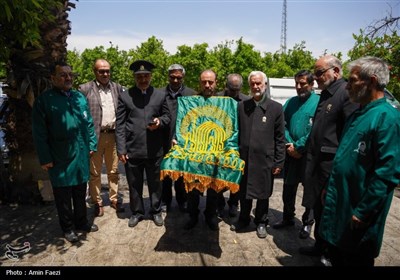 مهمان نوازی در دهه کرامت؛ توزیع 2500 پرس غذا و تبرک پرچم حرم رضوی