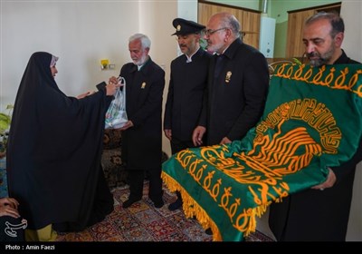 مهمان نوازی در دهه کرامت؛ توزیع 2500 پرس غذا و تبرک پرچم حرم رضوی