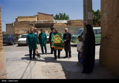 مهمان نوازی در دهه کرامت؛ توزیع 2500 پرس غذا و تبرک پرچم حرم رضوی