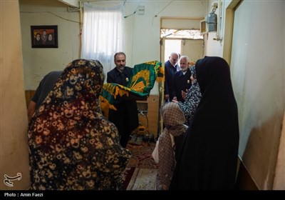 مهمان نوازی در دهه کرامت؛ توزیع 2500 پرس غذا و تبرک پرچم حرم رضوی