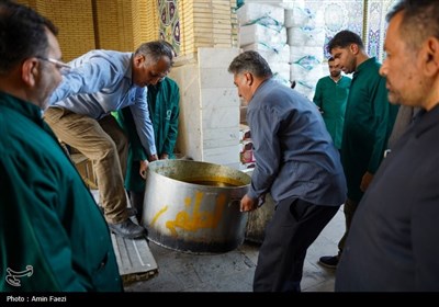 مهمان نوازی در دهه کرامت؛ توزیع 2500 پرس غذا و تبرک پرچم حرم رضوی