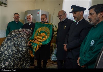 مهمان نوازی در دهه کرامت؛ توزیع 2500 پرس غذا و تبرک پرچم حرم رضوی