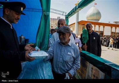 مهمان نوازی در دهه کرامت؛ توزیع 2500 پرس غذا و تبرک پرچم حرم رضوی