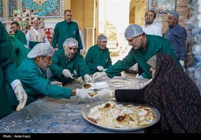 مهمان نوازی در دهه کرامت؛ توزیع 2500 پرس غذا و تبرک پرچم حرم رضوی