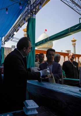 مهمان نوازی در دهه کرامت؛ توزیع 2500 پرس غذا و تبرک پرچم حرم رضوی