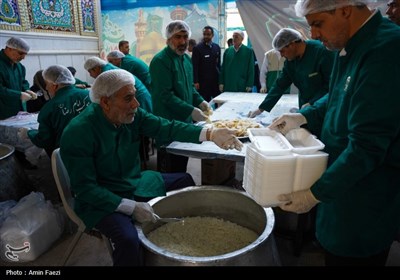 مهمان نوازی در دهه کرامت؛ توزیع 2500 پرس غذا و تبرک پرچم حرم رضوی