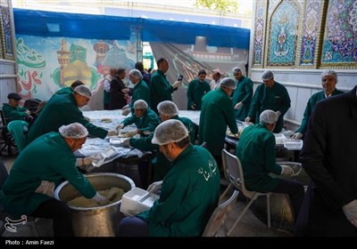 مهمان نوازی در دهه کرامت؛ توزیع 2500 پرس غذا و تبرک پرچم حرم رضوی