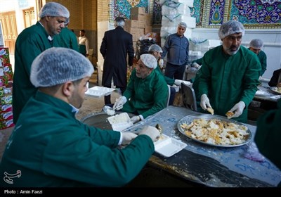 مهمان نوازی در دهه کرامت؛ توزیع 2500 پرس غذا و تبرک پرچم حرم رضوی