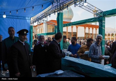 مهمان نوازی در دهه کرامت؛ توزیع 2500 پرس غذا و تبرک پرچم حرم رضوی