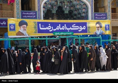 مهمان نوازی در دهه کرامت؛ توزیع 2500 پرس غذا و تبرک پرچم حرم رضوی