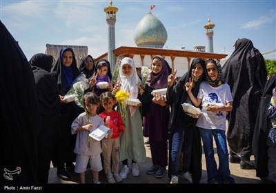 مهمان نوازی در دهه کرامت؛ توزیع 2500 پرس غذا و تبرک پرچم حرم رضوی