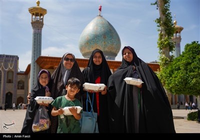 مهمان نوازی در دهه کرامت؛ توزیع 2500 پرس غذا و تبرک پرچم حرم رضوی