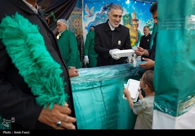 مهمان نوازی در دهه کرامت؛ توزیع 2500 پرس غذا و تبرک پرچم حرم رضوی