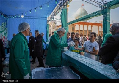 مهمان نوازی در دهه کرامت؛ توزیع 2500 پرس غذا و تبرک پرچم حرم رضوی