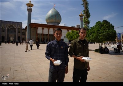 مهمان نوازی در دهه کرامت؛ توزیع 2500 پرس غذا و تبرک پرچم حرم رضوی