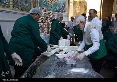 مهمان نوازی در دهه کرامت؛ توزیع 2500 پرس غذا و تبرک پرچم حرم رضوی