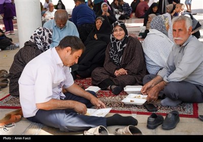 مهمان نوازی در دهه کرامت؛ توزیع 2500 پرس غذا و تبرک پرچم حرم رضوی