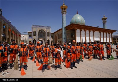 جاروزنی صحن حرم شاهچراغ (ع) با حضور 100 پاکبان شیرازی در دهه کرامت