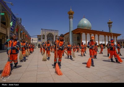 جاروزنی صحن حرم شاهچراغ (ع) با حضور 100 پاکبان شیرازی در دهه کرامت