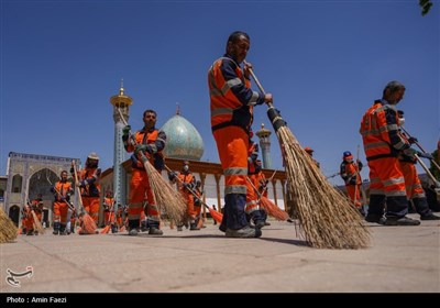 جاروزنی صحن حرم شاهچراغ (ع) با حضور 100 پاکبان شیرازی در دهه کرامت