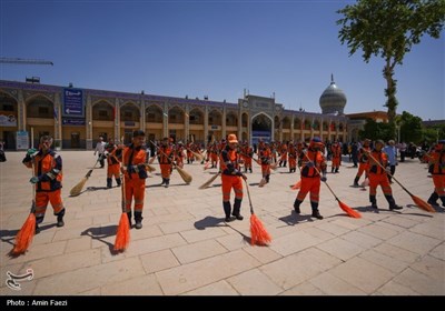 جاروزنی صحن حرم شاهچراغ (ع) با حضور 100 پاکبان شیرازی در دهه کرامت