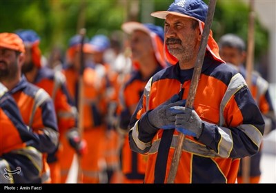 جاروزنی صحن حرم شاهچراغ (ع) با حضور 100 پاکبان شیرازی در دهه کرامت
