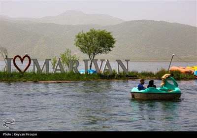 شهرستان مریوان در استان کردستان، در ۴۶۳ کیلومتری غرب تهران و ۷۸ کیلومتری غرب شمالی سنندج قرار دارد و به عنوان پایتخت تئاتر خیابانی جهان و شهر جهانی کلاش (گیوه کُردی) شناخته می‌شود.