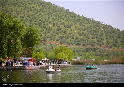 شهرستان مریوان در استان کردستان، در ۴۶۳ کیلومتری غرب تهران و ۷۸ کیلومتری غرب شمالی سنندج قرار دارد و به عنوان پایتخت تئاتر خیابانی جهان و شهر جهانی کلاش (گیوه کُردی) شناخته می‌شود.
