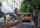 واژگونی جرثقیل 60 تنی در غرب تهران روی دیوار ساختمان