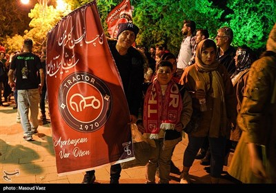 شادی مردم تبریز پس از قهرمانی تراکتور در لیگ برتر فوتبال